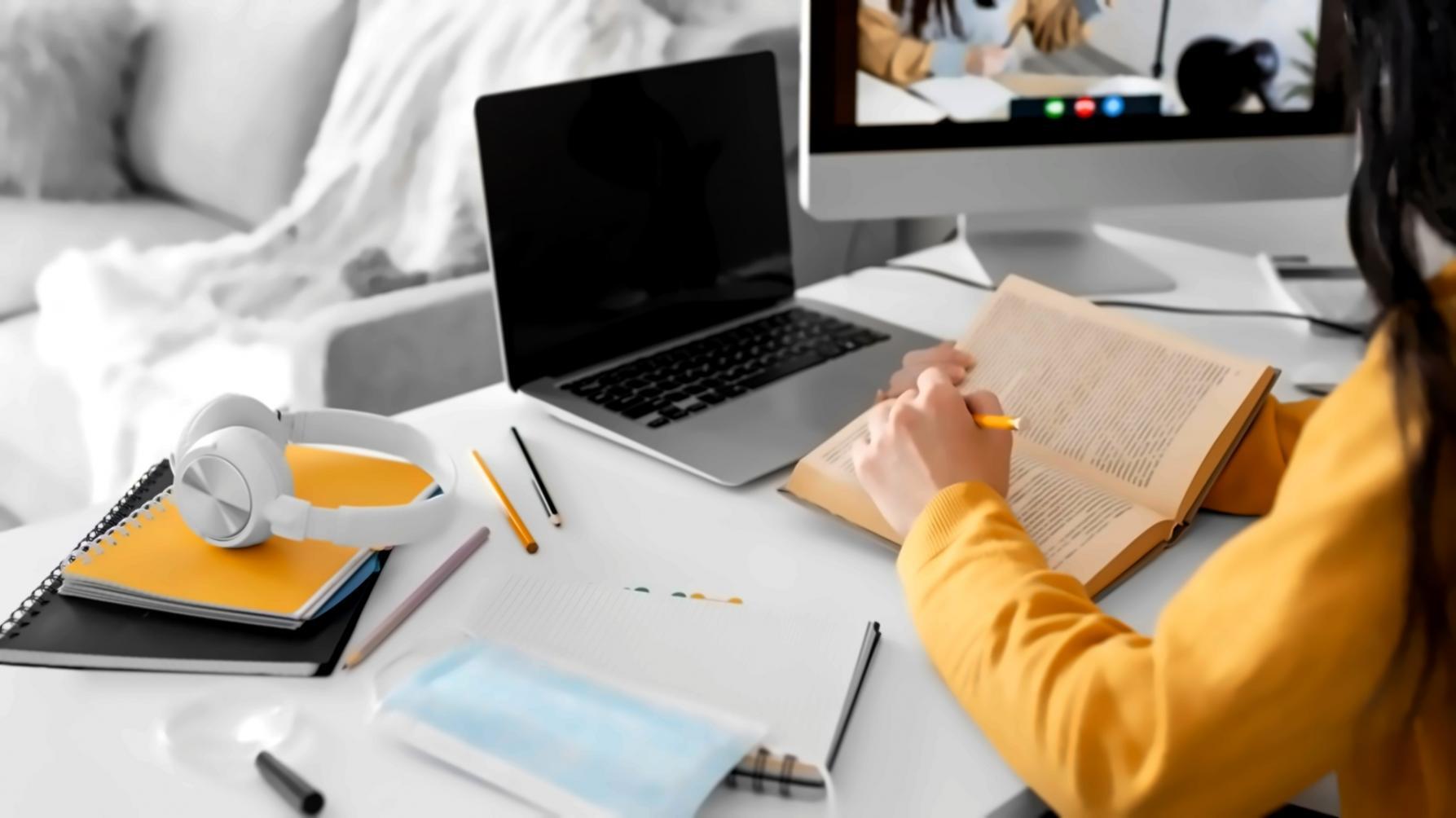 Estudiantes trabajando en desarrollo de bibliotecas de juegos móviles